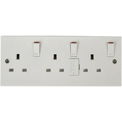 Made4Trade / Made4Trade Socket Converter 2-Gang to 3-Gang