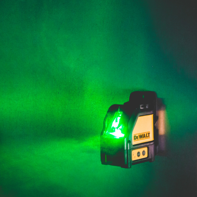 DeWalt DW088CGXJ Cross Line Laser Level & 30m Laser Distance Measurer