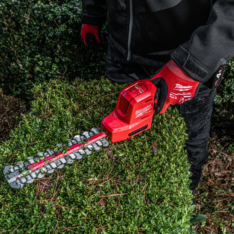 Milwaukee M12 FUEL Hedge Trimmer 20 cm 2 x 4.0Ah Toolstation